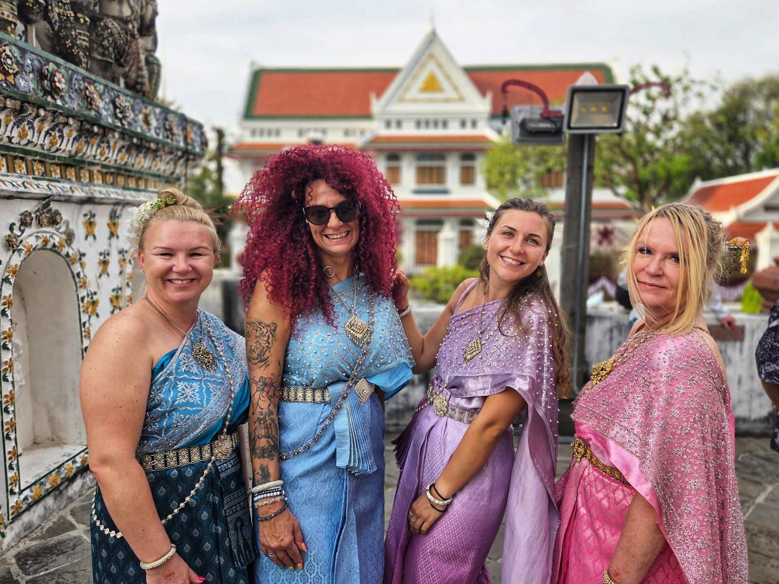 Tajlandia - zwiedzanie Bangkoku, tradycyjne stroje w Wat Arun.jpg